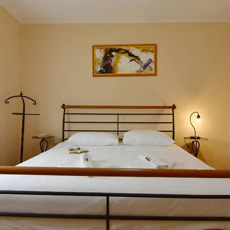 Cozy With Pool For 6 In Villa