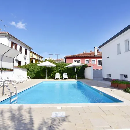 Villa Cozy With Pool For 6 In