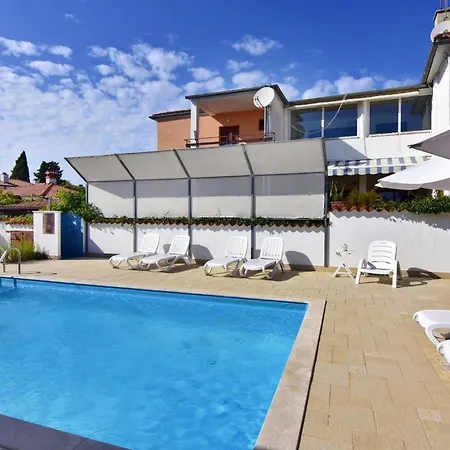 Cozy With Pool For 6 In Umago