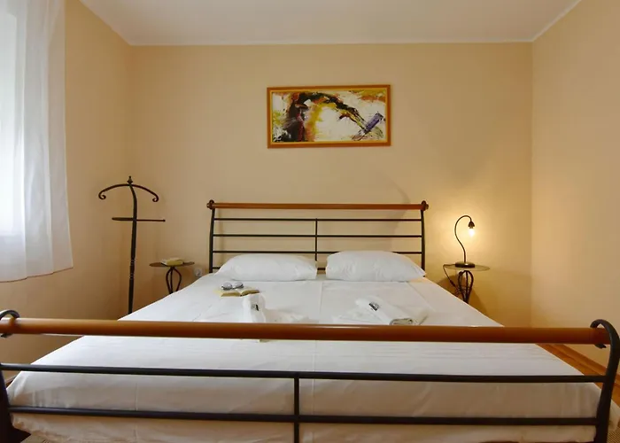Cozy With Pool For 6 In Villa