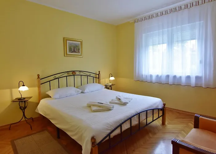 Cozy With Pool For 6 In Umag