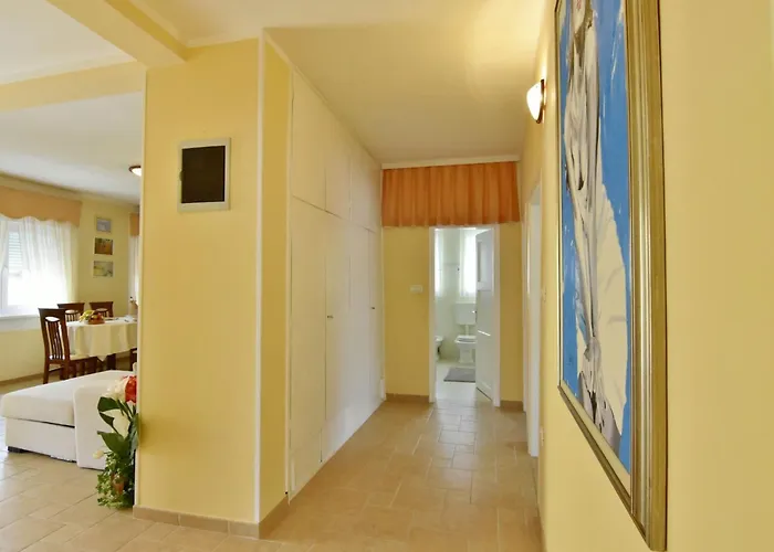 Villa Cozy With Pool For 6 In
