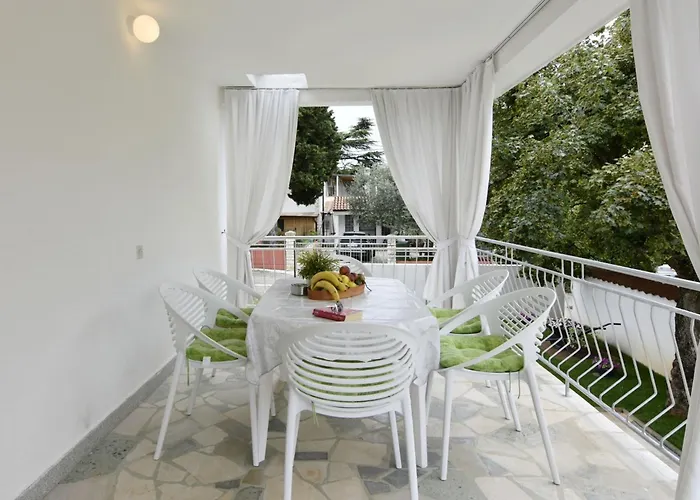 Villa Cozy With Pool For 6 In
