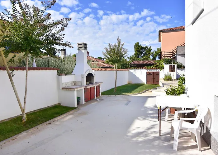 Cozy With Pool For 6 In Villa *