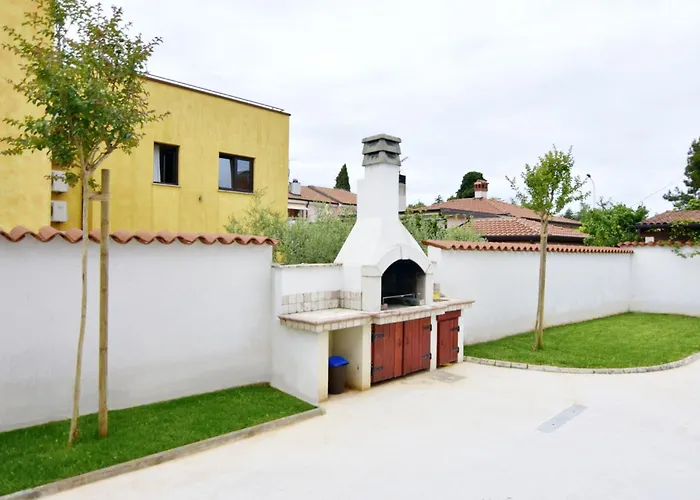 Cozy With Pool For 6 In Villa *