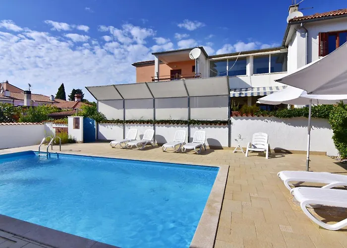 Cozy With Pool For 6 In Umag