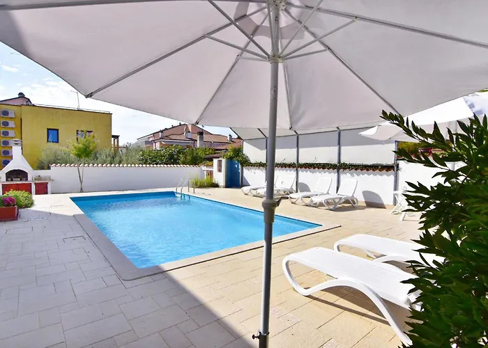 Cozy With Pool For 6 In * Umag