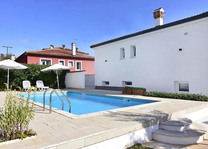 Cozy With Pool For 6 In Umag