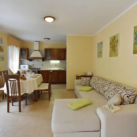 Cozy With Pool For 6 In Villa