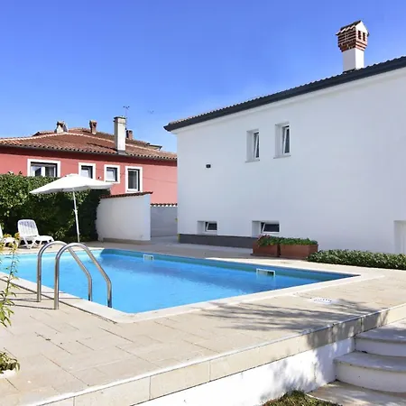 Cozy With Pool For 6 In Umag