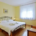 Cozy With Pool For 6 In Vila