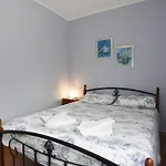 Cozy With Pool For 6 In Umag