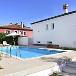 Cozy With Pool For 6 In Umag