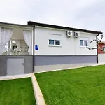 Vila Cozy With Pool For 6 In