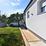 Vila Cozy With Pool For 6 In Umag