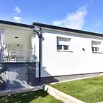 Cozy With Pool For 6 In Vila Umag