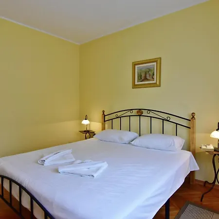 Cozy With Pool For 6 In Villa Umag