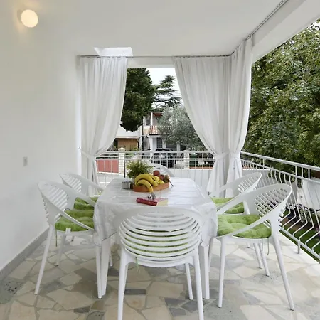 Villa Cozy With Pool For 6 In