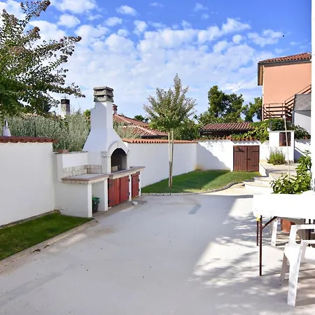 Cozy With Pool For 6 In Villa *