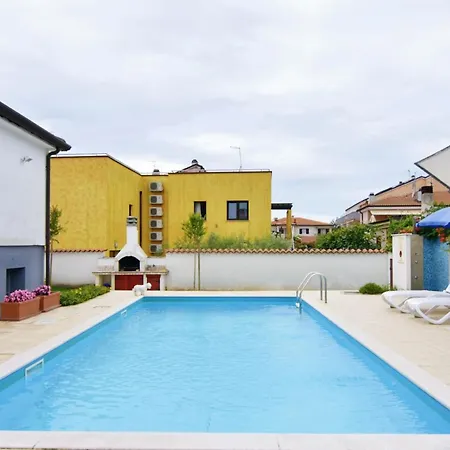 Cozy With Pool For 6 In