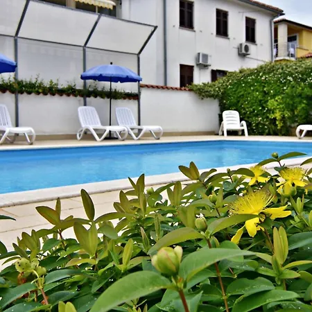 Cozy With Pool For 6 In