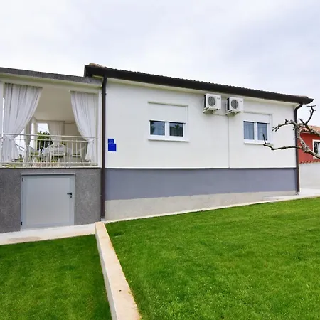 Villa Cozy With Pool For 6 In
