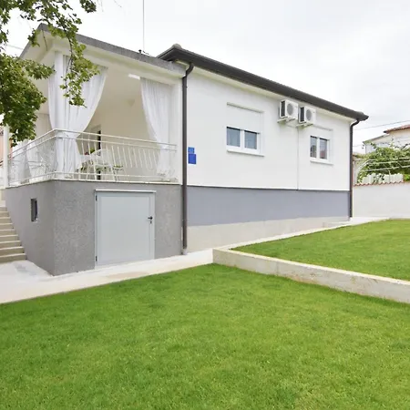 Villa Cozy With Pool For 6 In Umag