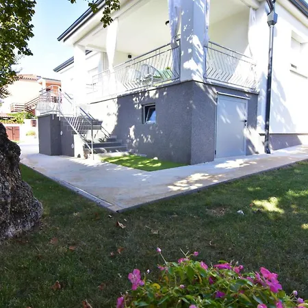 Cozy With Pool For 6 In Villa Umag
