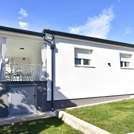 Cozy With Pool For 6 In Villa Umag