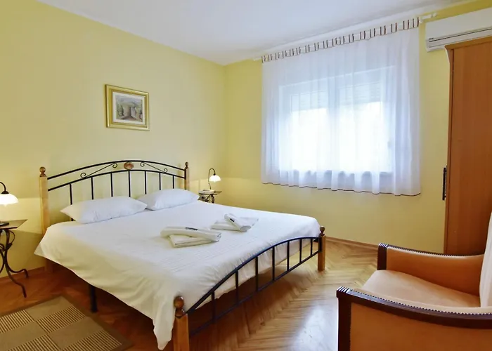 Cozy With Pool For 6 In Villa