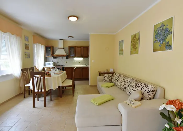 Cozy With Pool For 6 In Villa