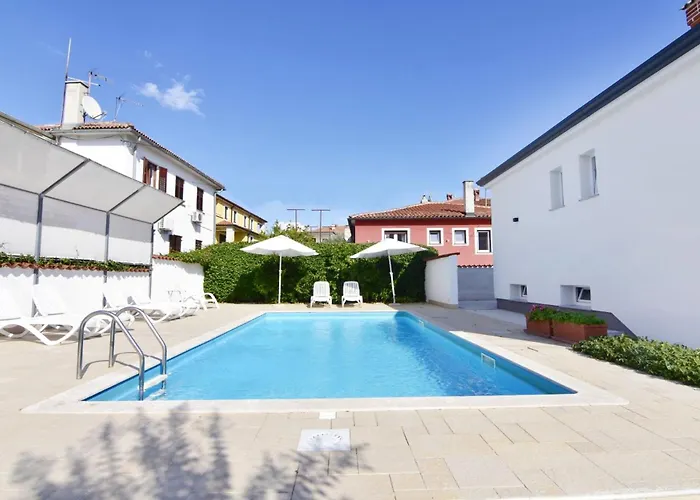 Villa Cozy With Pool For 6 In
