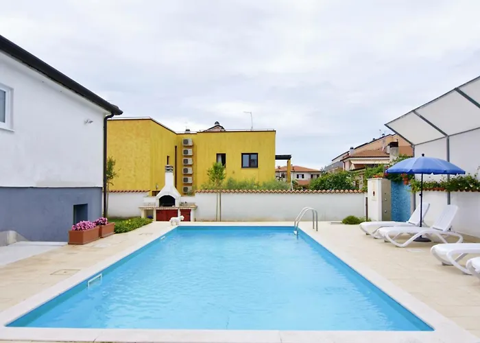 Cozy With Pool For 6 In