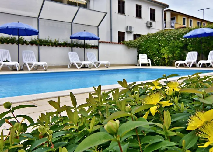 Cozy With Pool For 6 In