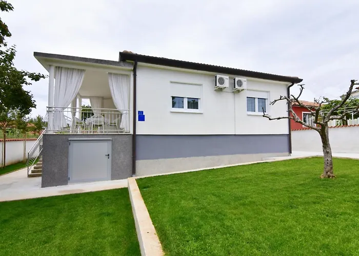 Villa Cozy With Pool For 6 In