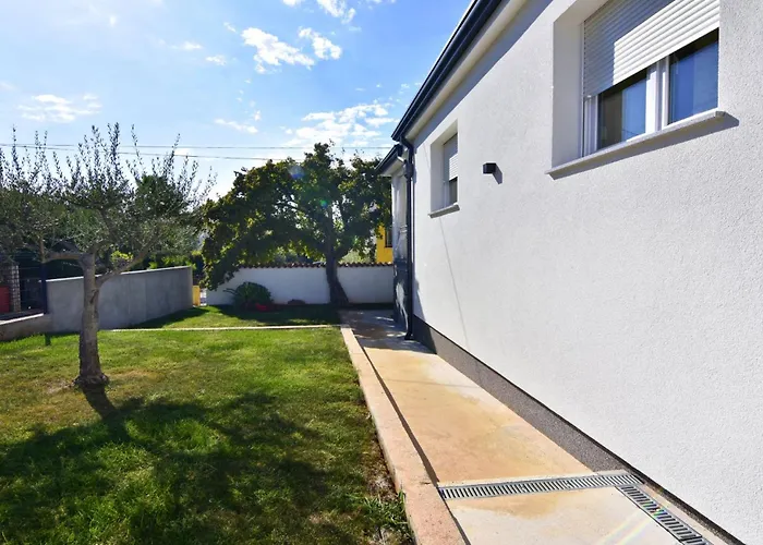 Villa Cozy With Pool For 6 In Umag
