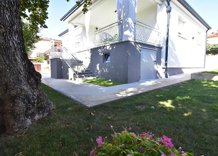 Cozy With Pool For 6 In Villa Umag