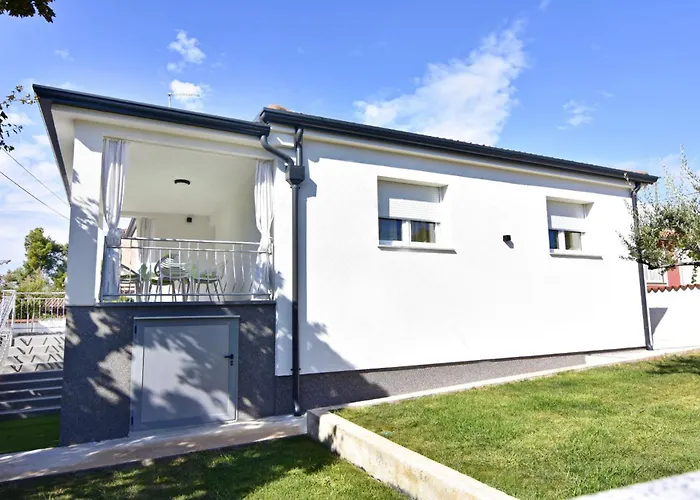 Cozy With Pool For 6 In Villa Umag